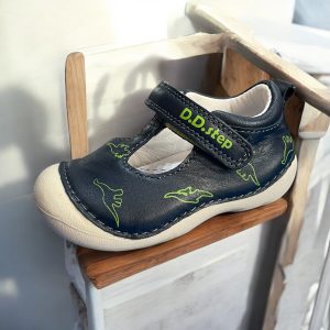 D.D.Step pantofi decupați din piele pentru băieți.